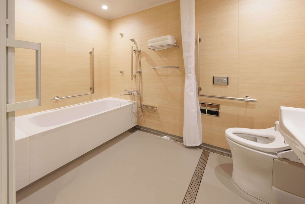 スーペリアツインユニバーサルデザイン禁煙 バリアフリー バスルーム1 | KAYA 京都 二条城 BW シグネチャーコレクション by ベストウェスタン