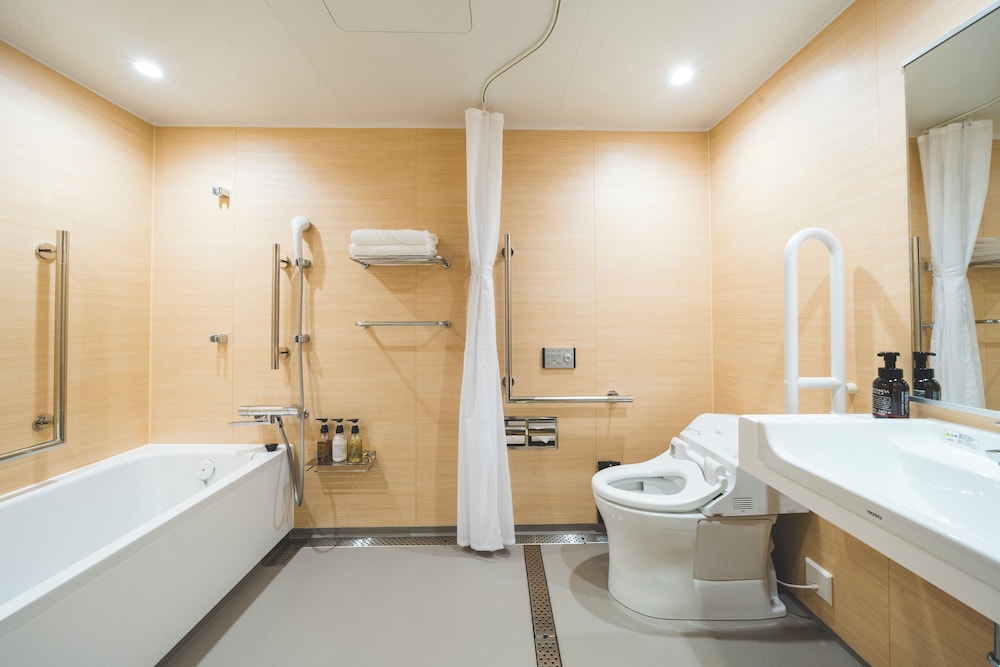 スーペリアツインユニバーサルデザイン禁煙 バスルーム0 | KAYA 京都 二条城 BW シグネチャーコレクション by ベストウェスタン