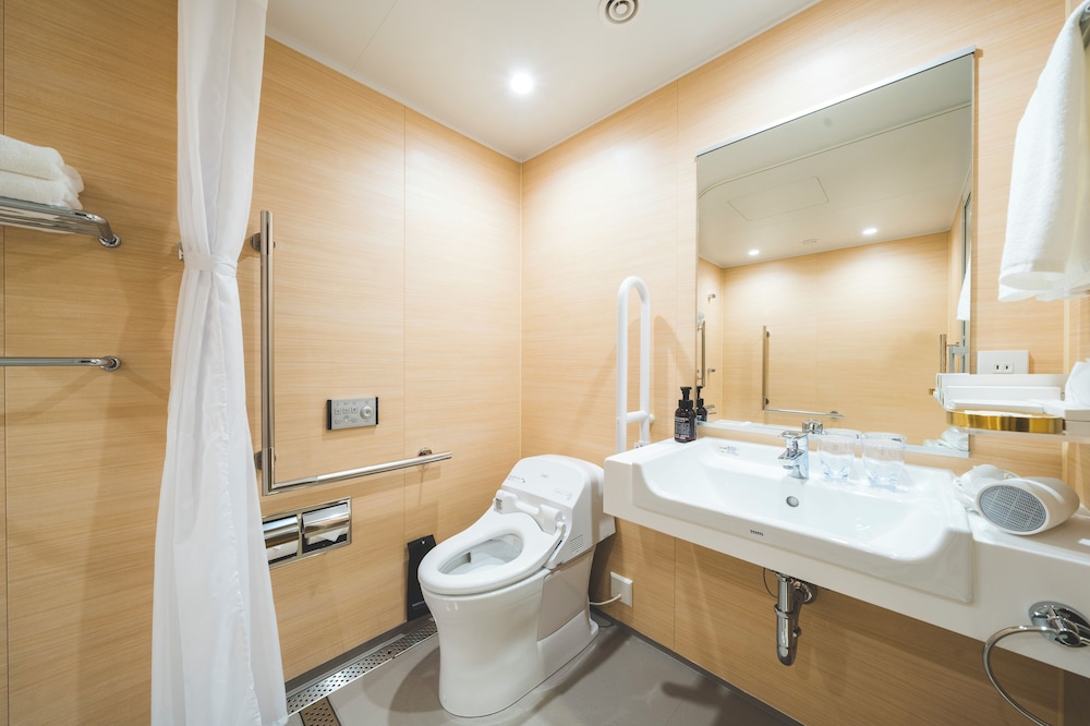 スーペリアツインユニバーサルデザイン禁煙 バスルーム1 | KAYA 京都 二条城 BW シグネチャーコレクション by ベストウェスタン