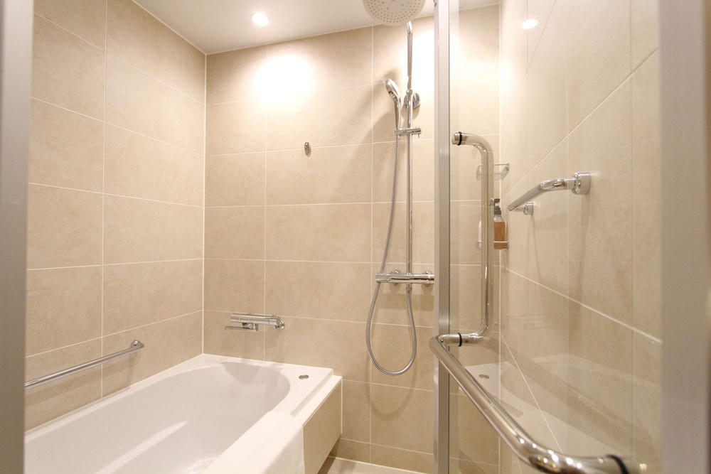 プレミアツイン禁煙 バスルーム1 | KAYA 京都 二条城 BW シグネチャーコレクション by ベストウェスタン