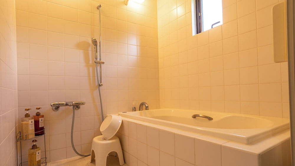 ベーシック アパートメント バスルーム2 | 今帰仁のペンション ぺんさじょうや