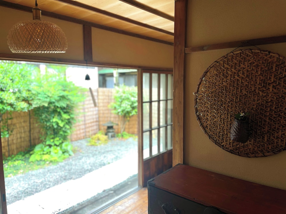 トラディショナル ハウス 部屋からの景観1 | 古民家の宿 鎌倉楽庵