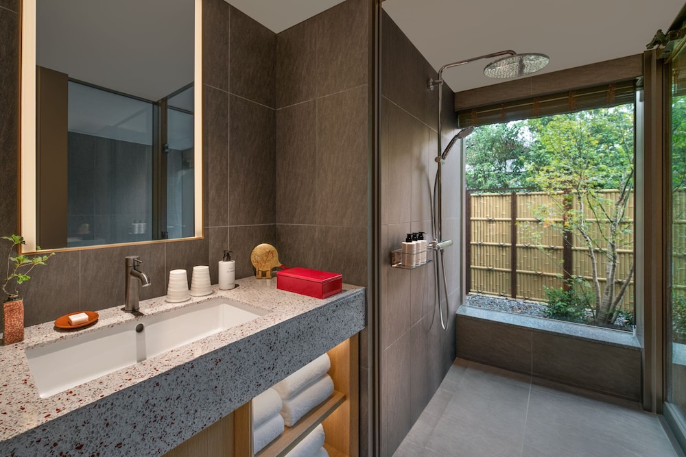 デラックス ルーム キングベッド 1 台 ガーデンビュー バスルーム0 | 紫翠 ラグジュアリーコレクションホテル 奈良