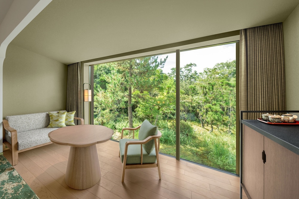 スタンダード ルーム キングベッド 1 台 ガーデンビュー 客室1 | 紫翠 ラグジュアリーコレクションホテル 奈良