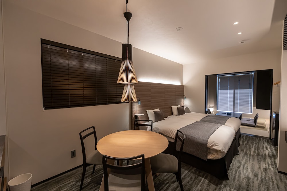 エコノミー 4 人部屋 客室内のダイニングエリア0 | Hotel Liberte 京都五条