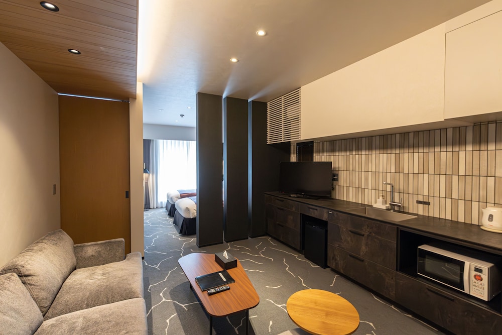 ベーシック 4 人部屋 客室内のダイニングエリア0 | Hotel Liberte 京都五条