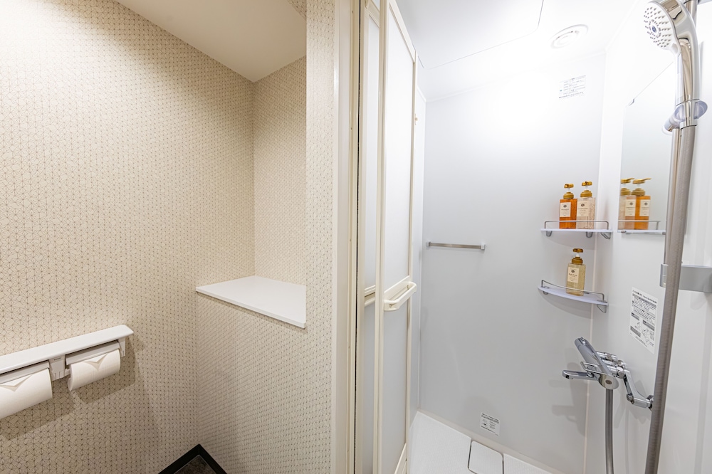 トリプルルーム シングルベッド 3 台 禁煙 (702) バスルーム0 | INN THE OMOTESANDO