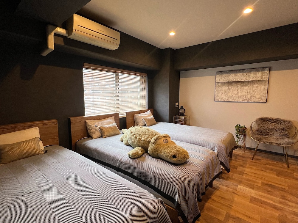 トリプルルーム シングルベッド 3 台 禁煙 (702) | INN THE OMOTESANDO