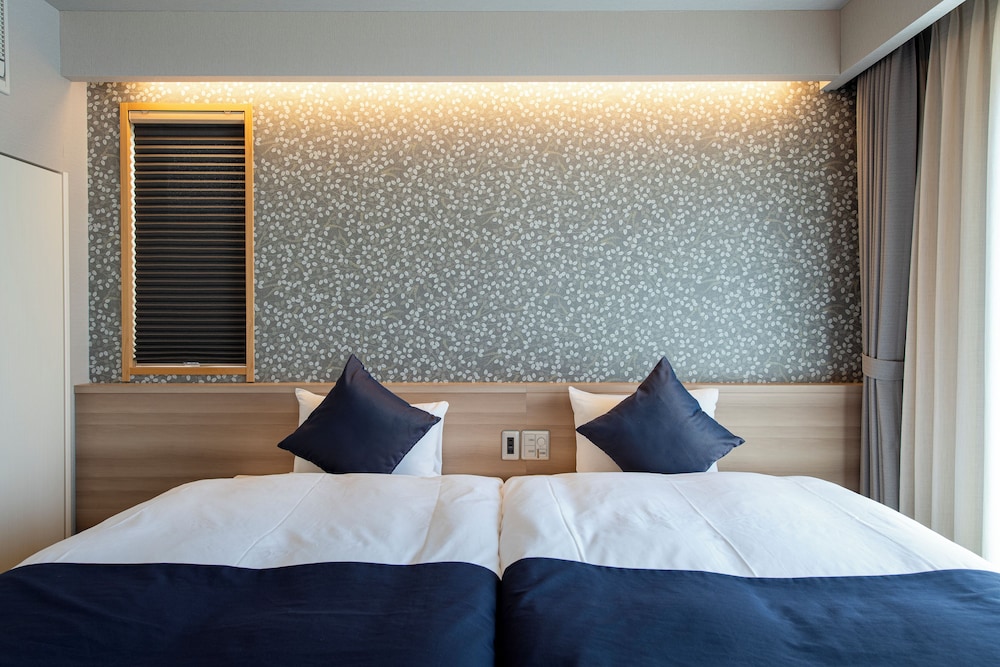 ラグジュアリー 4 人部屋 客室2 | 京ホテル 喜招邸 御所南