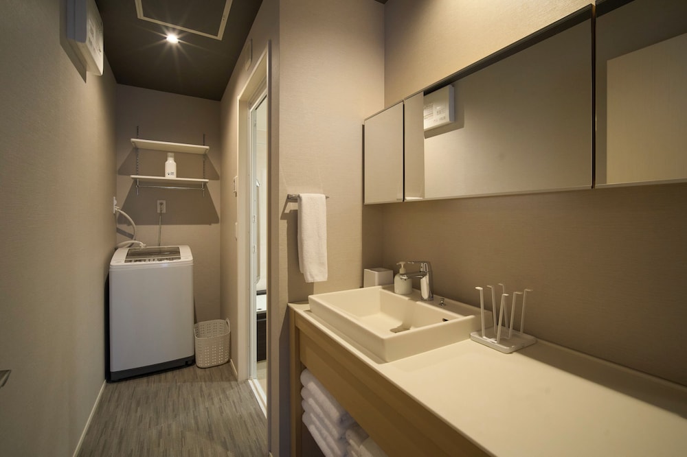 ラグジュアリー 4 人部屋 バスルーム2 | 京ホテル 喜招邸 御所南