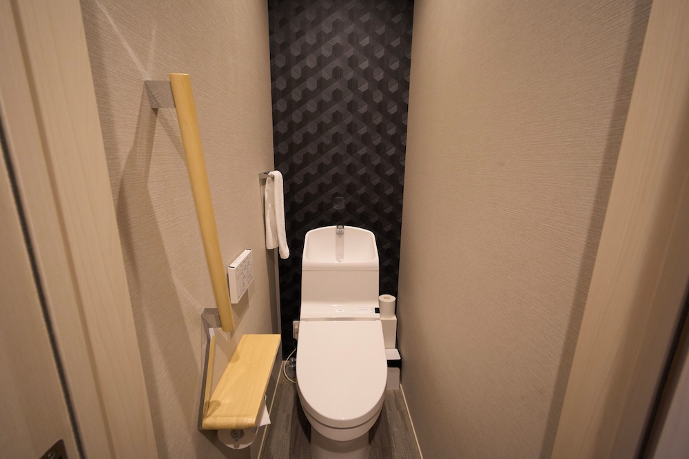 ラグジュアリー 4 人部屋 バスルーム1 | 京ホテル 喜招邸 御所南