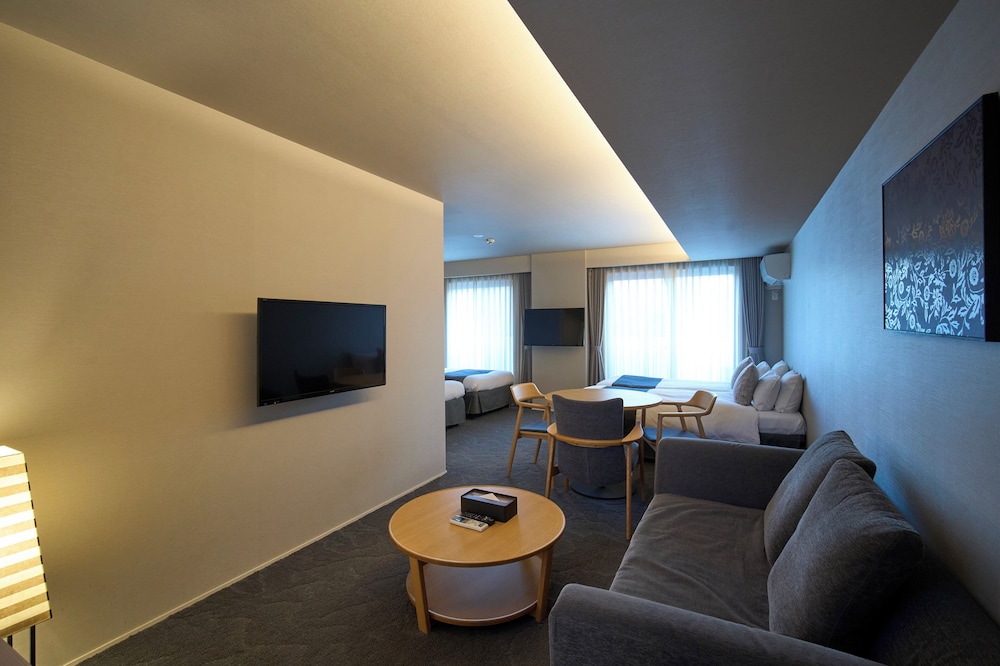 ラグジュアリー 4 人部屋 リビング エリア0 | 京ホテル 喜招邸 御所南