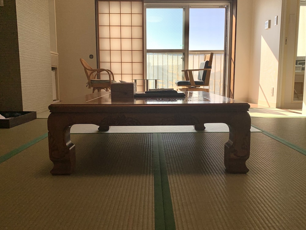 トラディショナル 4 人部屋 リビング エリア0 | 紀州鉄道 片瀬江ノ島ホテル