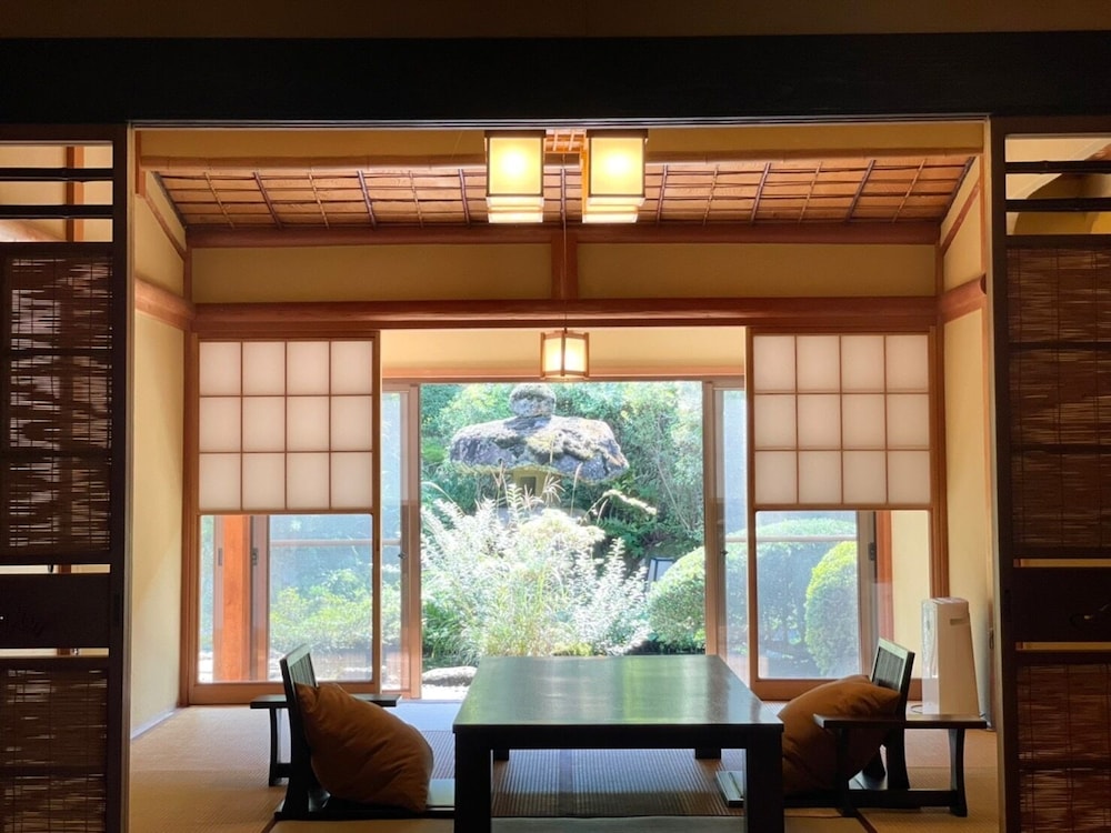 ラグジュアリー スイート ガーデンビュー 客室内のダイニングエリア0 | 修善寺 絆+
