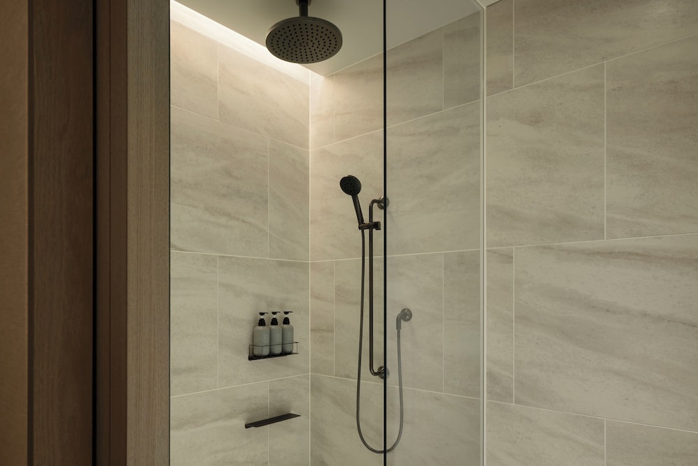 スタンダード ルーム キングベッド 1 台 (Shower) バスルーム1 | ホテル虎ノ門ヒルズ - アンバウンド コレクション by Hyatt