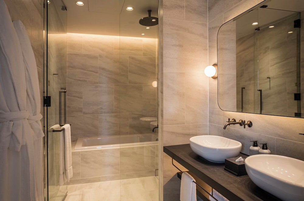 デラックス スイート キングベッド 1 台 シティビュー コーナー 客室2 | ホテル虎ノ門ヒルズ - アンバウンド コレクション by Hyatt