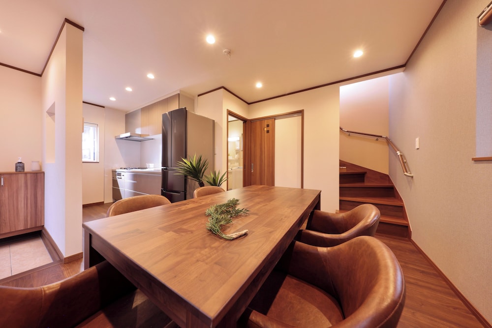 千鳥 (素泊まり) 禁煙 客室内のダイニングエリア1 | クリスタル別荘白浜