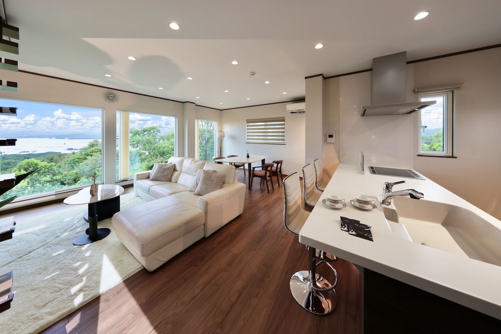 かしの木（素泊まり）禁煙 リビング エリア1 | クリスタル別荘白浜