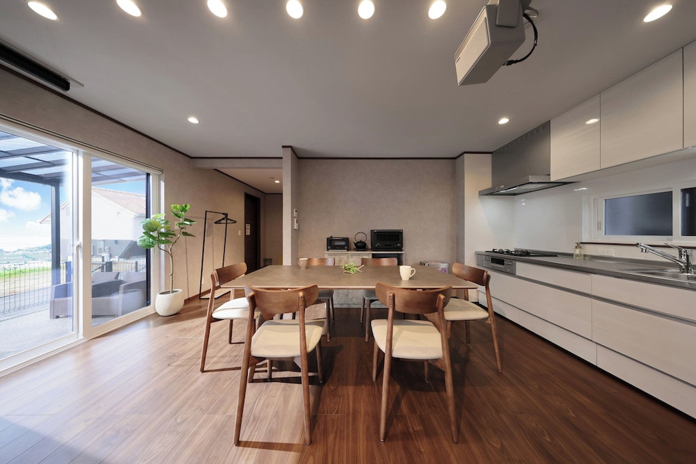 [犬同伴OK] 空旅 (素泊まり) 禁煙 客室内のダイニングエリア0 | クリスタル別荘白浜