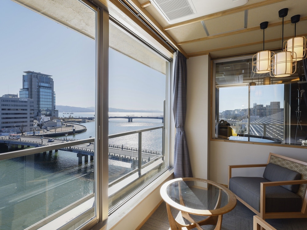 [湖側] 23年3月リニューアル - 6階·展望風呂付きツインルーム 禁煙 客室1 | 大橋館