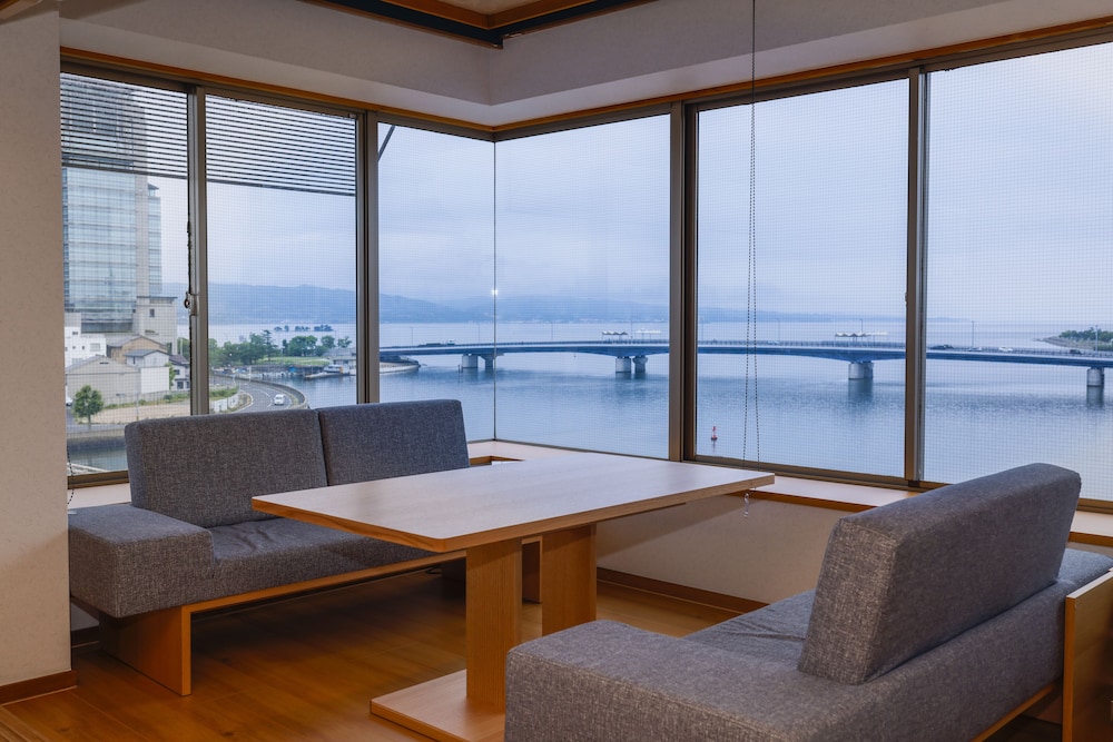 [湖側] 23年6月リニューアル - 角部屋·コンセプトルーム 禁煙 リビング エリア1 | 大橋館