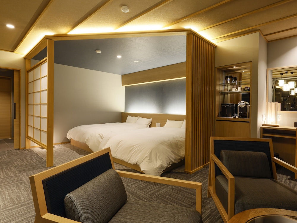 [湖側] 23年3月リニューアル - 5階·展望風呂付きツインルーム 禁煙 リビング エリア0 | 大橋館