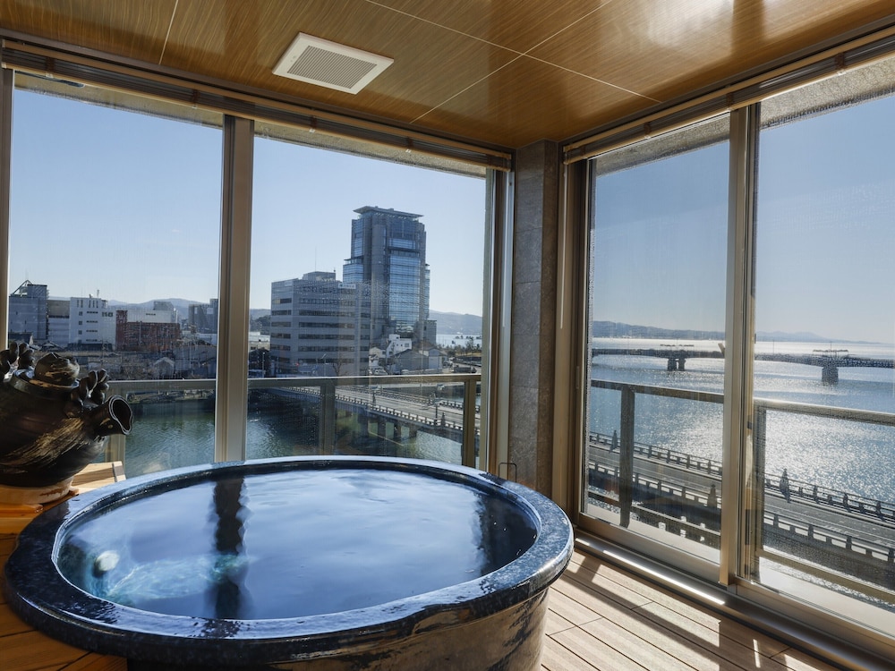 [湖側] 23年3月リニューアル - 6階·展望風呂付きツインルーム 禁煙 | 大橋館