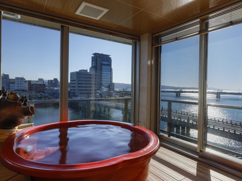 [湖側] 23年3月リニューアル - 4階·展望風呂付きツインルーム 禁煙 バスルーム2 | 大橋館