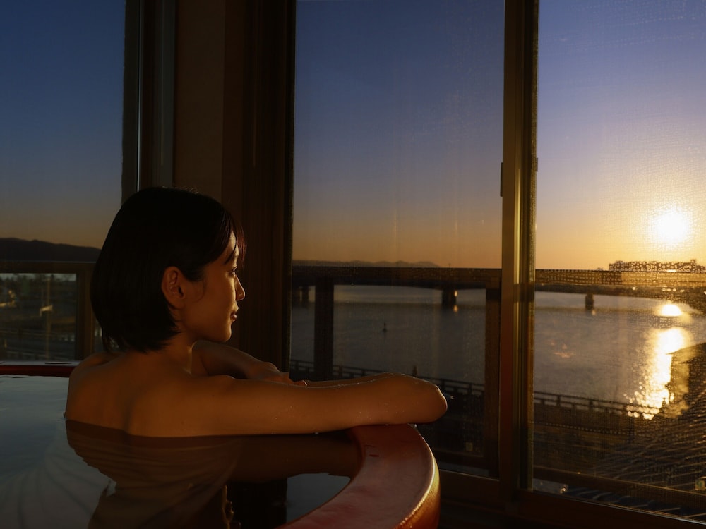 [湖側] 23年3月リニューアル - 4階·展望風呂付きツインルーム 禁煙 バスルーム1 | 大橋館