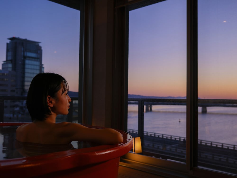 [湖側] 23年3月リニューアル - 4階·展望風呂付きツインルーム 禁煙 | 大橋館