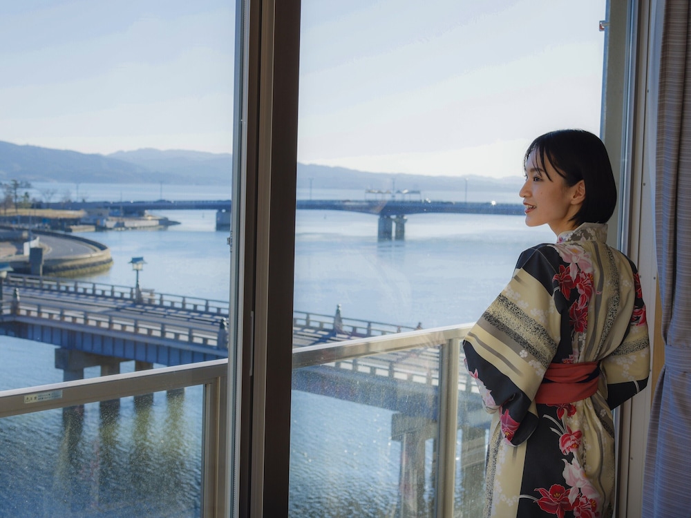 [湖側] 23年3月リニューアル - 4階·展望風呂付きツインルーム 禁煙 客室1 | 大橋館