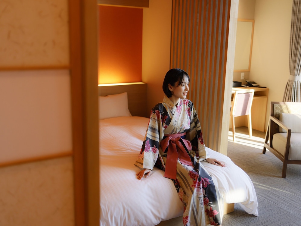 [湖側] 23年3月リニューアル - 4階·展望風呂付きツインルーム 禁煙 客室2 | 大橋館