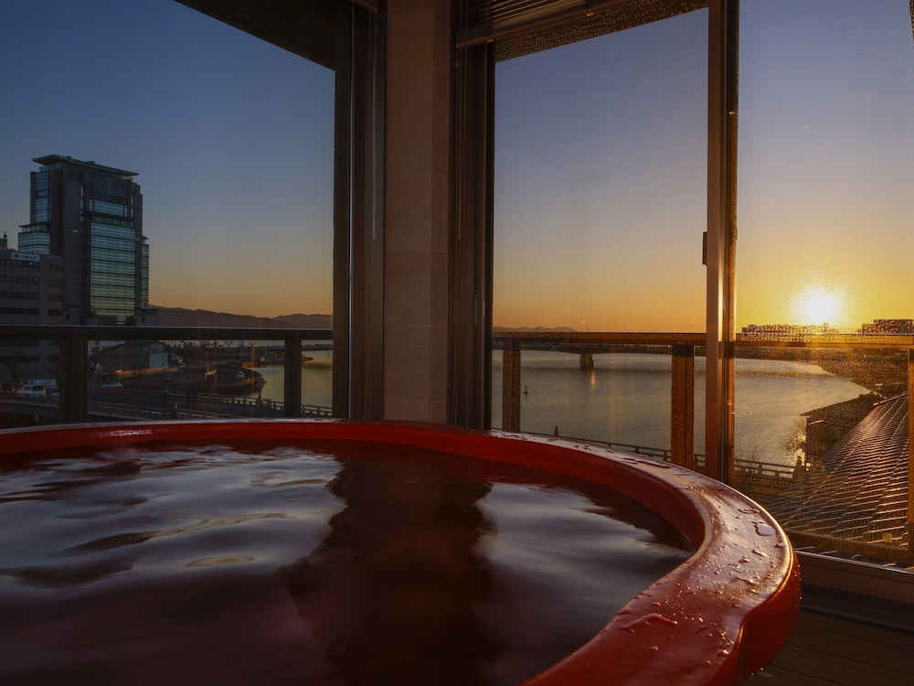 [湖側] 23年3月リニューアル - 4階·展望風呂付きツインルーム 禁煙 バスルーム3 | 大橋館