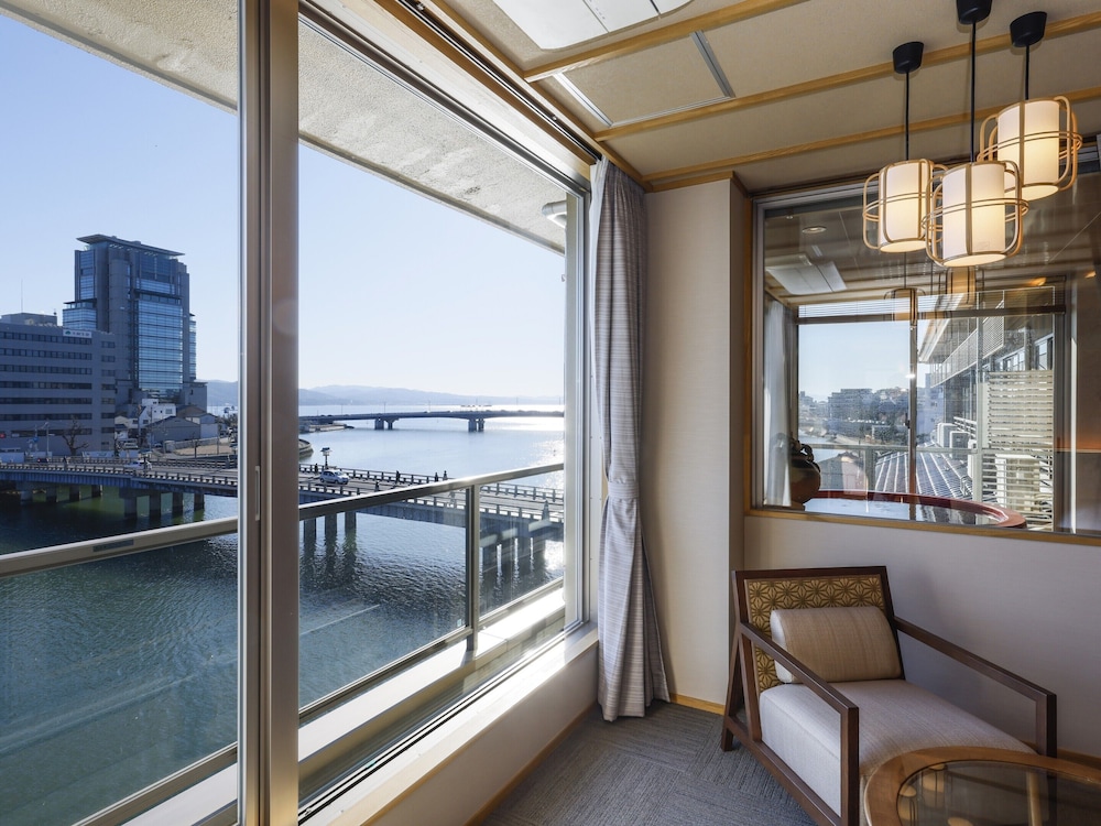 [湖側] 23年3月リニューアル - 4階·展望風呂付きツインルーム 禁煙 リビング エリア0 | 大橋館