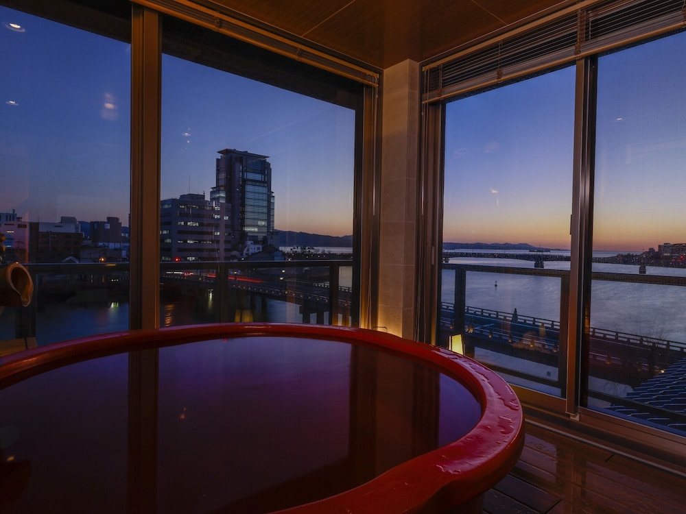 [湖側] 23年3月リニューアル - 4階·展望風呂付きツインルーム 禁煙 バスルーム4 | 大橋館