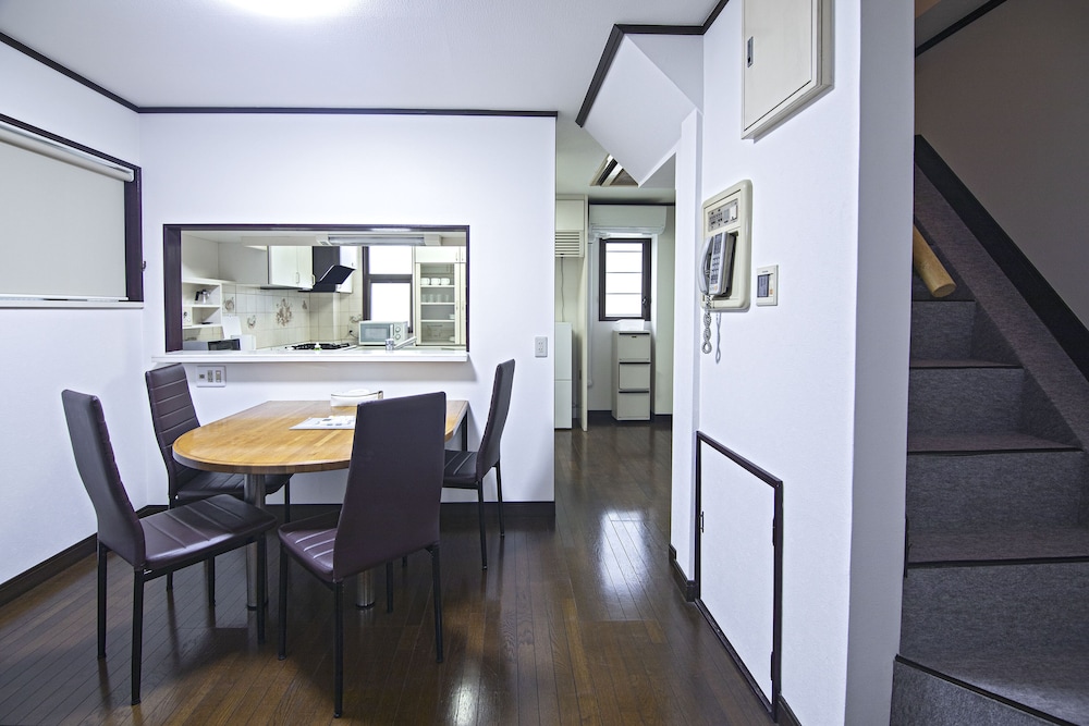 客室内のダイニングエリア1 | Imazato Park