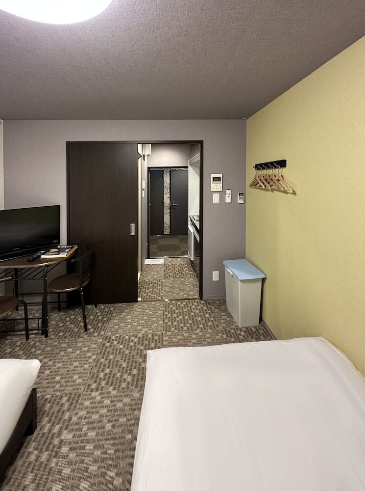 スタンダード ツインルーム シングルベッド 2 台 客室1 | 美盧京都二条ホテル