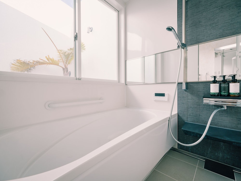 首里-SHURI- (禁煙室) 定員1～6名 バスルーム3 | abundance okinawa