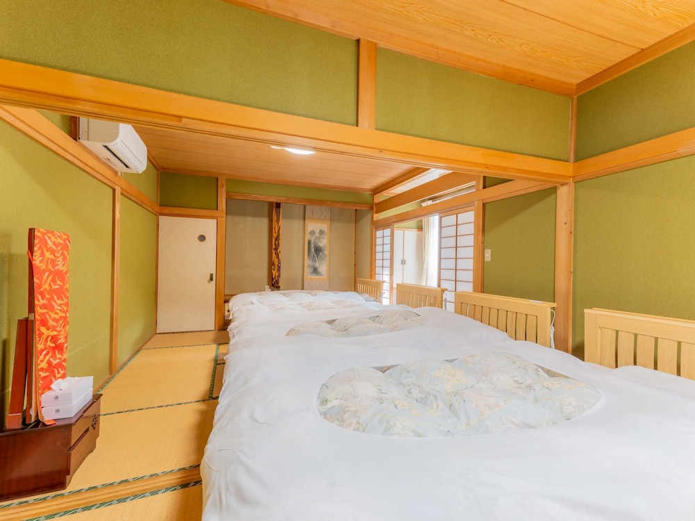 スーペリア ルーム 　バスとトイレ共有　禁煙 ガーデンビュー 客室1 | 檜湯の宿 松伯