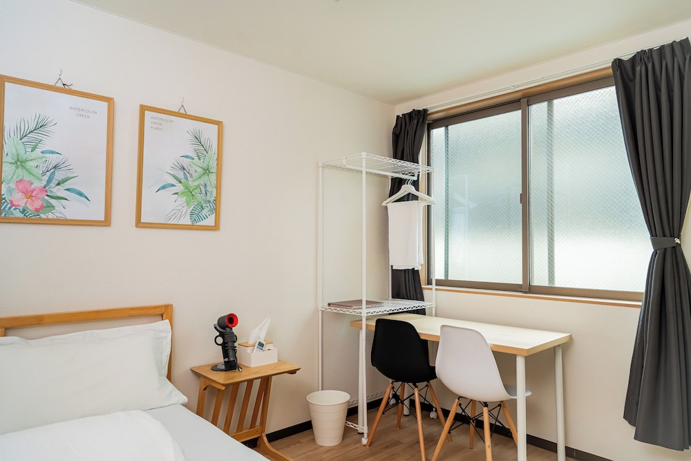 コンフォート ルーム ダブルベッド 1 台 禁煙 エンスイート 客室内のダイニングエリア0 | TOKYO E JOY INN