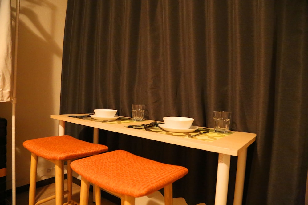 客室内のダイニングエリア1 | TOKYO E JOY INN