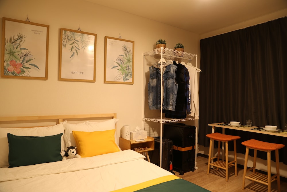 コンフォート ルーム ダブルベッド 1 台 禁煙 エンスイート リビング エリア1 | TOKYO E JOY INN