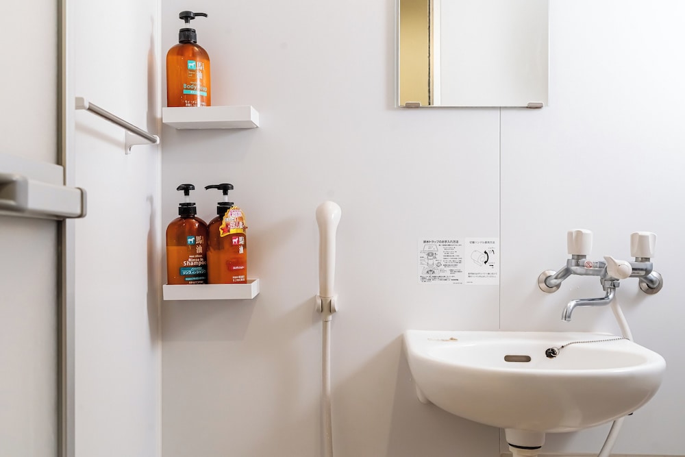 コンフォート ルーム ダブルベッド 1 台 禁煙 エンスイート バスルームのシャワー0 | TOKYO E JOY INN