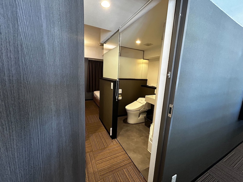 スタンダード ダブルルーム ダブルベッド 1 台 シャワールーム 禁煙 バスルーム3 | Hotel STARRIZE