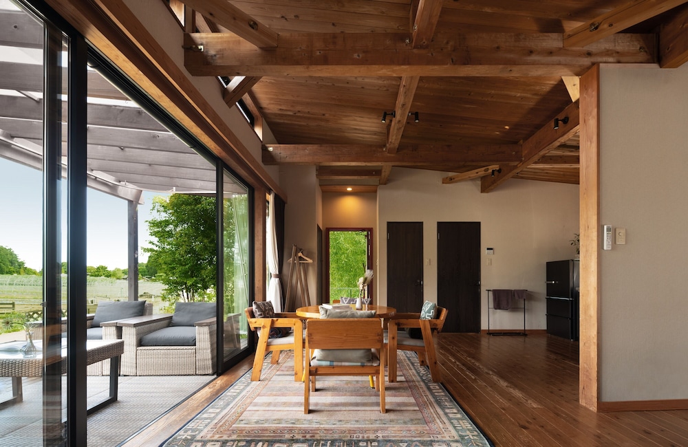 スタンダード コテージ 客室内のダイニングエリア1 | THE FARM Resort Japan