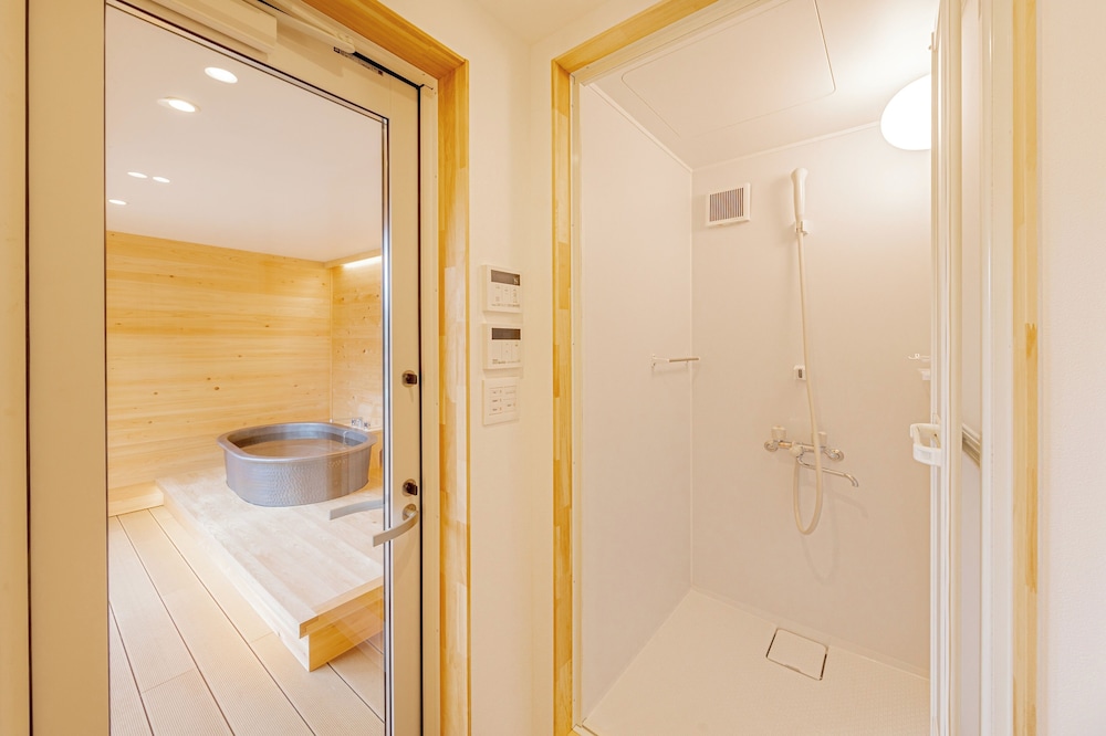 デラックス キャビン 1 ベッドルーム 禁煙 サウナ バスルームのシャワー0 | AWAUMI 富士河口湖リゾート