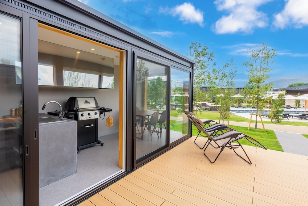 デラックス キャビン 1 ベッドルーム 禁煙 サウナ テラス / パティオ1 | AWAUMI 富士河口湖リゾート