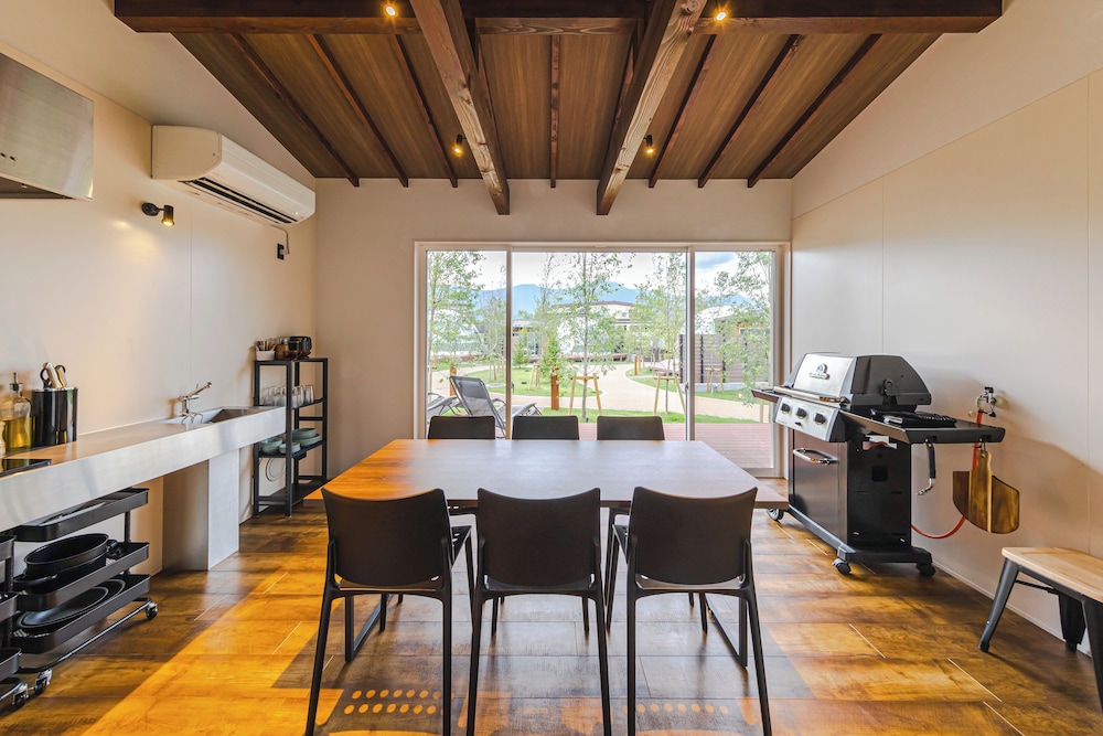 ベーシック テント 1 ベッドルーム 禁煙 サウナ 客室内のダイニングエリア0 | AWAUMI 富士河口湖リゾート