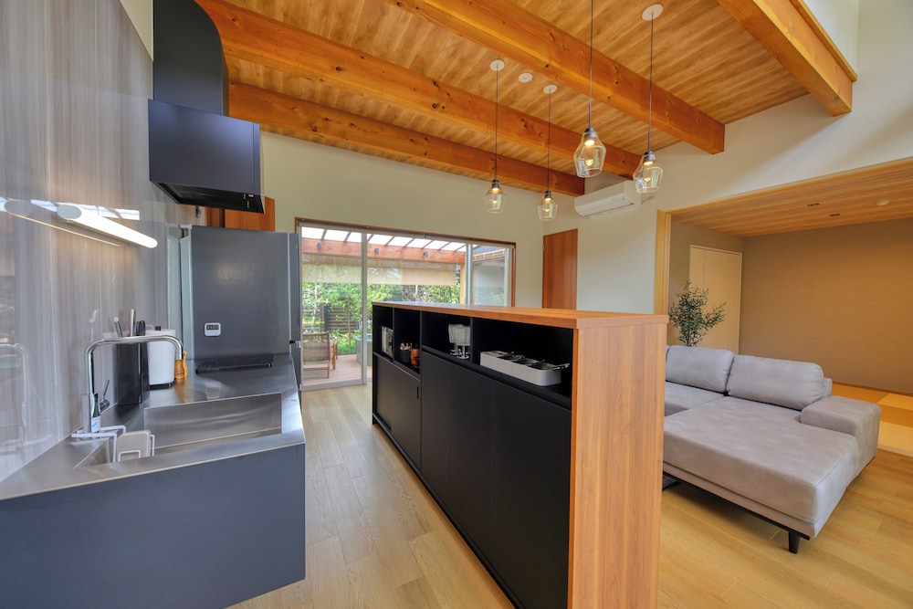 ラグジュアリー スイート 1 ベッドルーム 禁煙 サウナ 専用キッチン1 | AWAUMI 富士河口湖リゾート