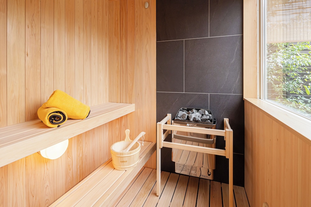 ラグジュアリー スイート 1 ベッドルーム 禁煙 サウナ バスルーム2 | AWAUMI 富士河口湖リゾート